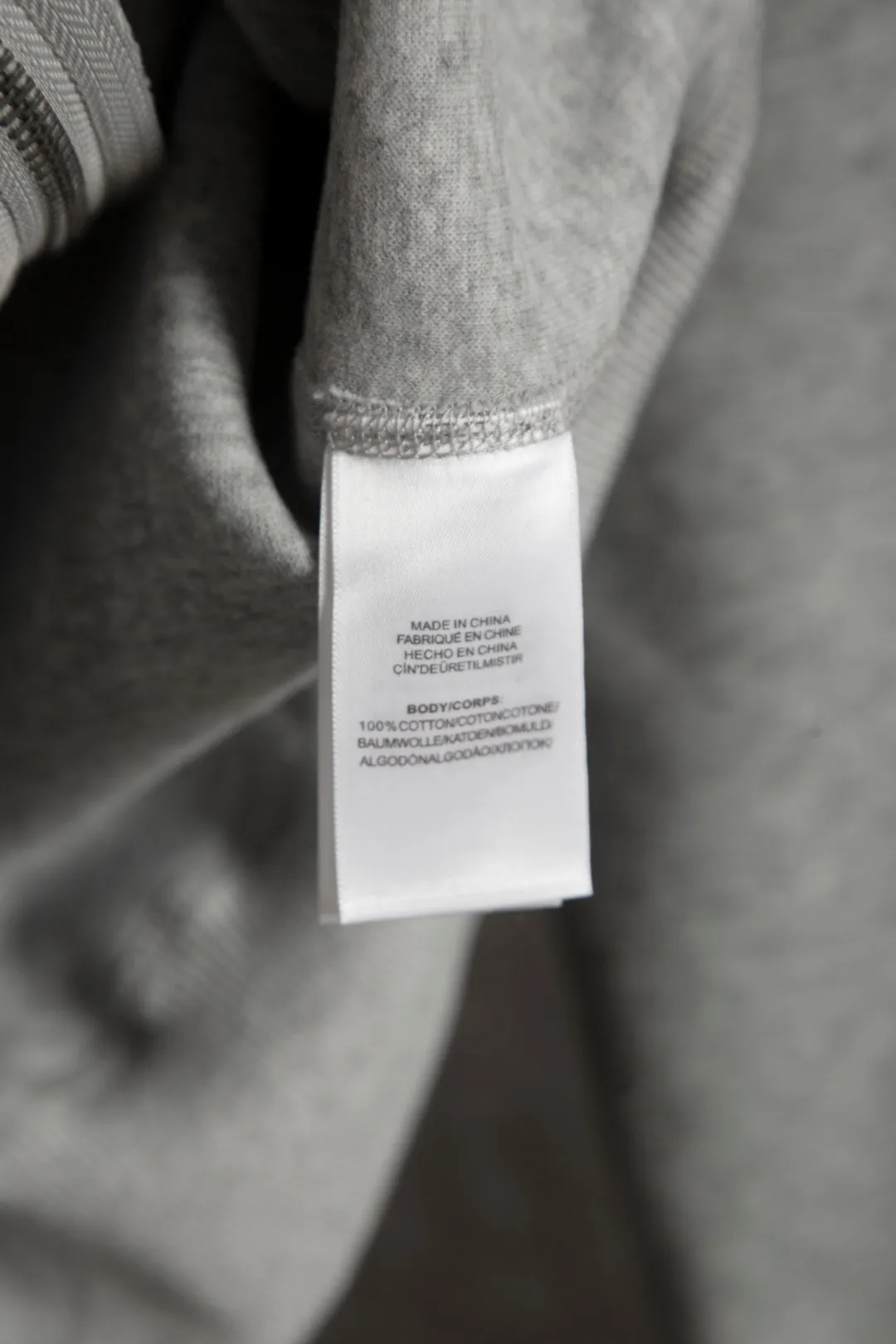 P270 Actual photo [Popular item] Style number: 25104# Color: Navy blue/hemp gray/white Size: S to XL - Ralph Lauren/Ralph Lauren 2025AW Autumn and Winter Bear series stacked topstitch design plaid lining hooded cardigan zipper sweatshirt - Original workmanship consistent Professional four-needle six-thread topstitch design ✅ - Face 370g double-sided cotton heavyweight fabric Contrast color yarn-dyed plaid inside ✅| - Highly restored customized brand zipper 0.8 pure cotton high-density hook and loop bonnet ✅ - RL limited design style Colorful bear logo precision embroidery Bright color contrasting plaid hood inside The upper body is colorful and distinguishes the classic style. Both men and women can easily control it. Simple and clean, versatile and can go wrong. Exposed topstitch 0.8 cm retro primary color hook and loop drawstring. Every detail is perfect.